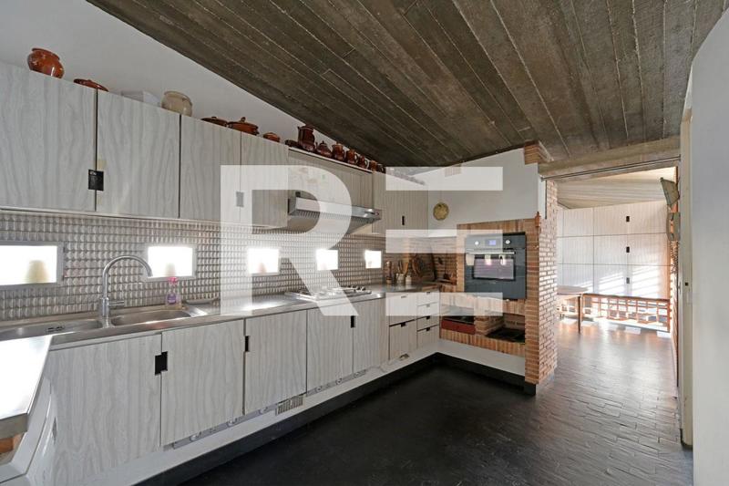 Maison - 250 m² - 9 pièces