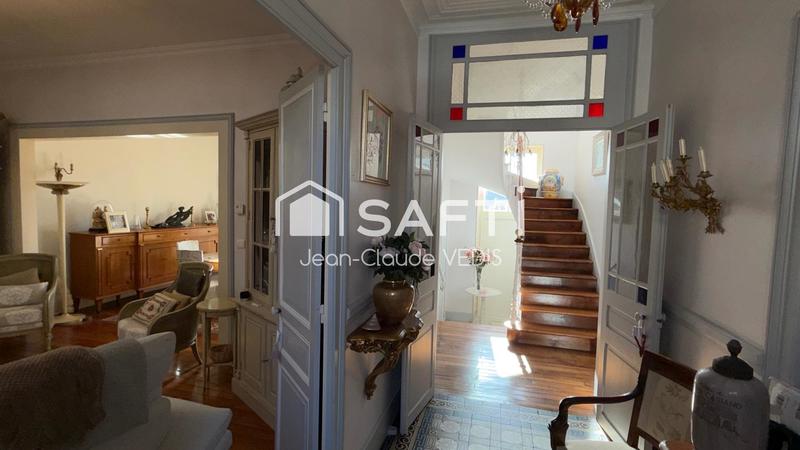 Maison - 280 m² - 10 pièces