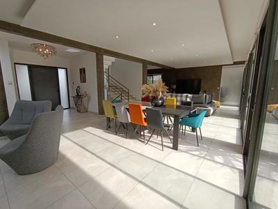 Villa - 270 m² - 10 pièces