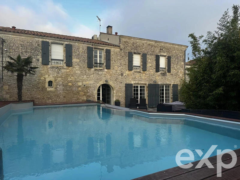 Maison - 304 m² - 10 pièces