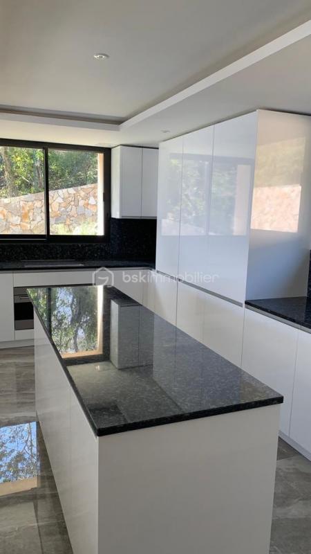 Maison - 370 m² - 7 pièces