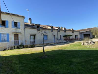 Maison traditionnelle - 352 m² - 23 pièces