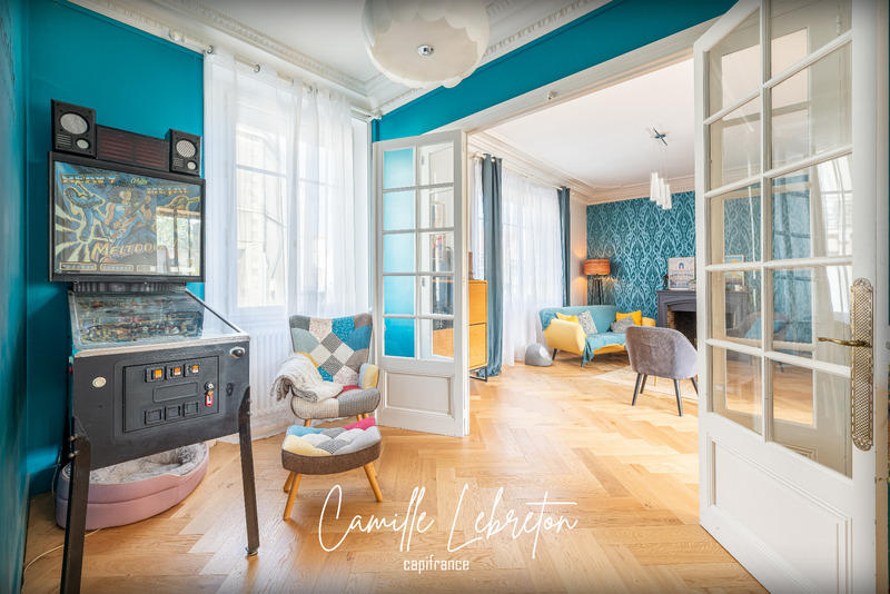 Maison - 220 m² - 8 pièces