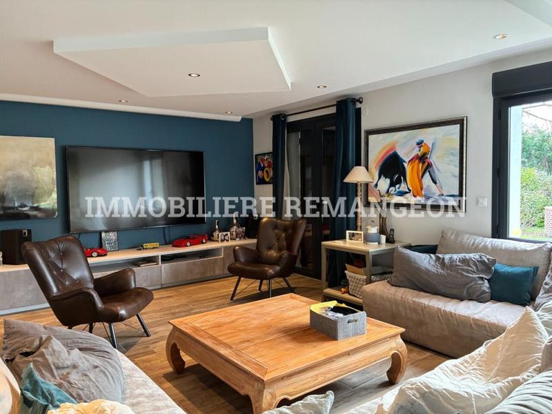 Demeure - 357 m² - 10 pièces