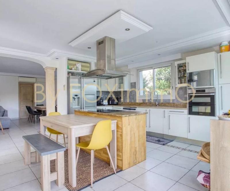 Maison - 240 m² - 6 pièces