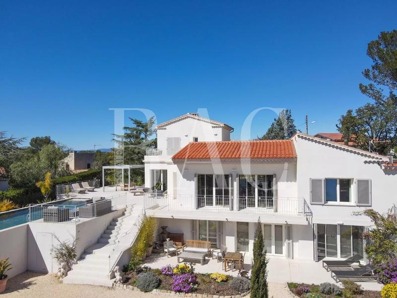 Villa - 270 m² - 8 pièces