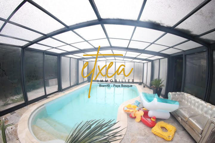 Villa - 264 m² - 10 pièces