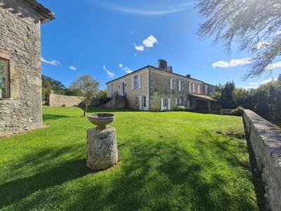 Maison de maîtres - 550 m² - 14 pièces