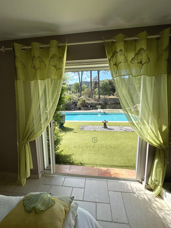 Maison - 250 m² - 6 pièces