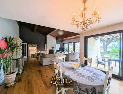 Villa - 341 m² - 8 pièces