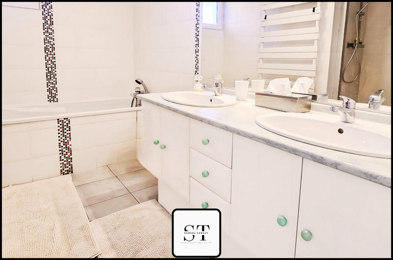 Maison - 207 m² - 6 pièces