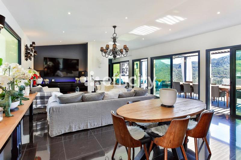 Villa - 300 m² - 10 pièces