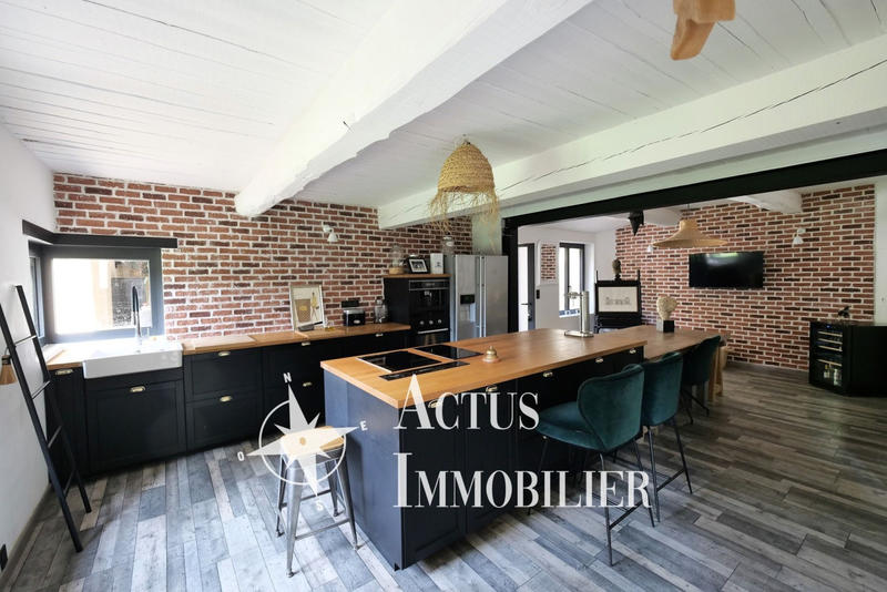 Maison - 233 m² - 8 pièces