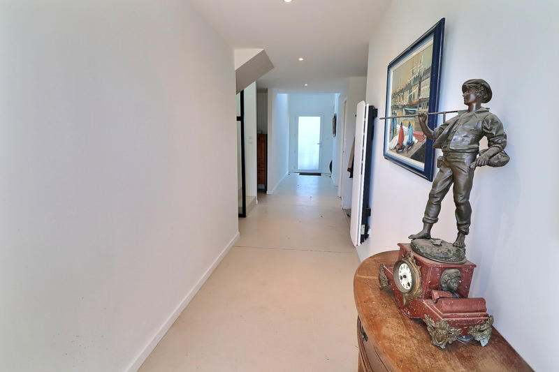 Maison - 280 m² - 9 pièces