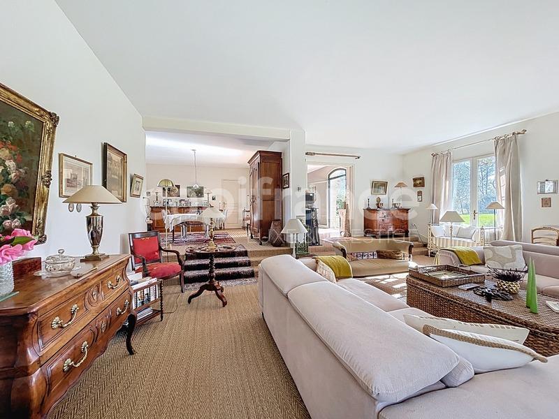 Propriété - 393 m² - 13 pièces