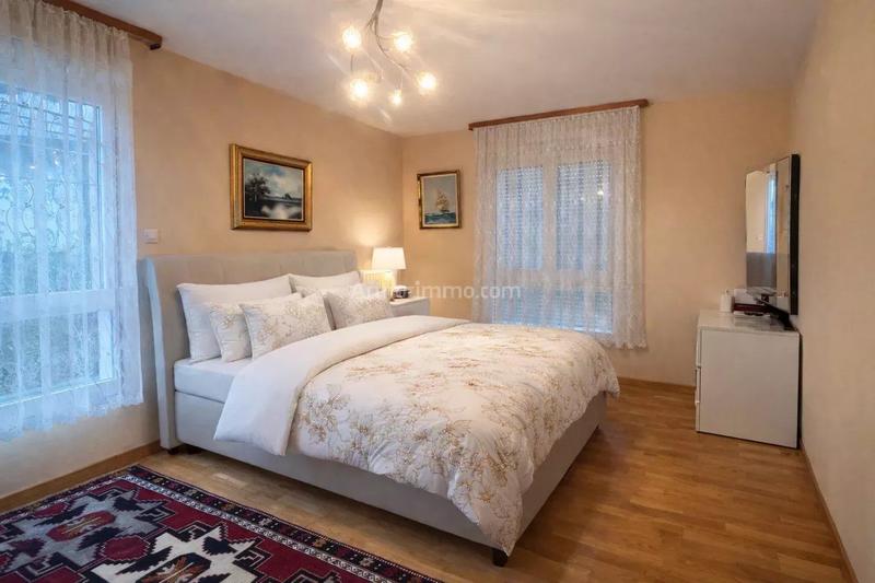 Maison - 235 m² - 10 pièces