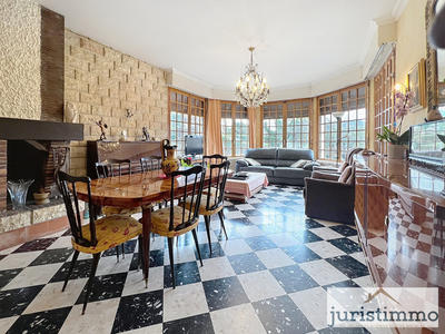 Maison - 220 m² - 9 pièces