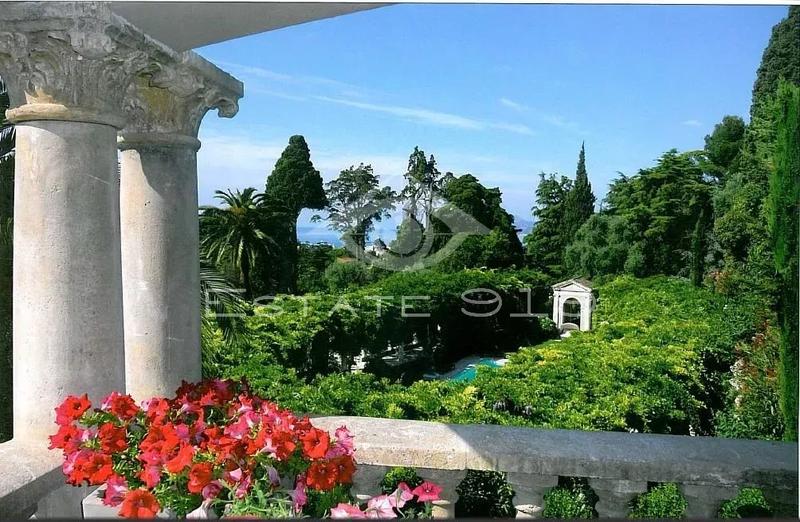 Villa - 729 m² - 9 pièces