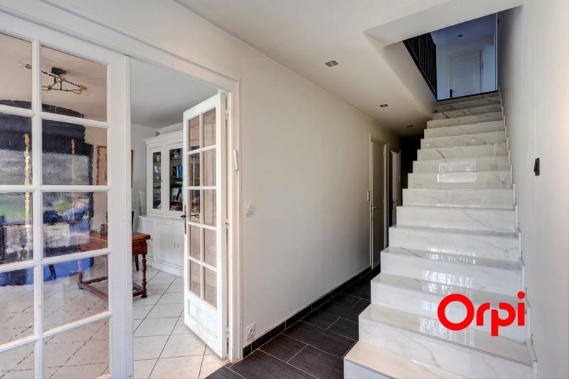 Maison - 242 m² - 8 pièces