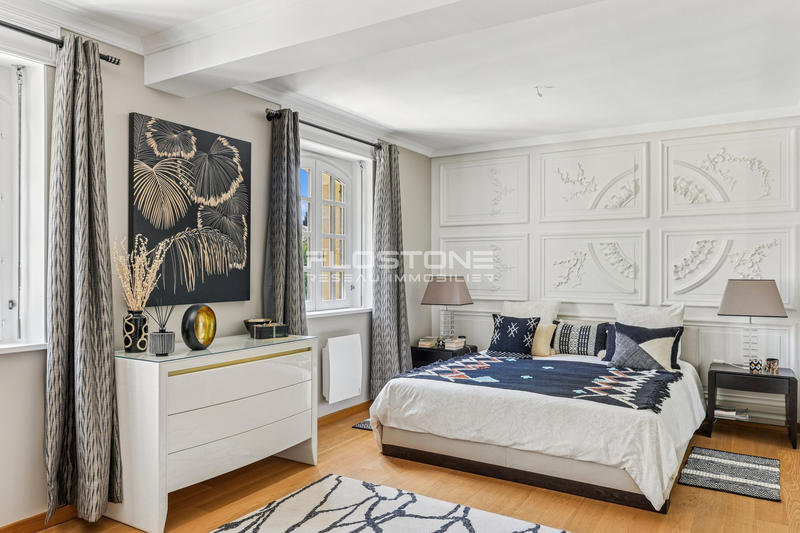 Maison - 240 m² - 8 pièces