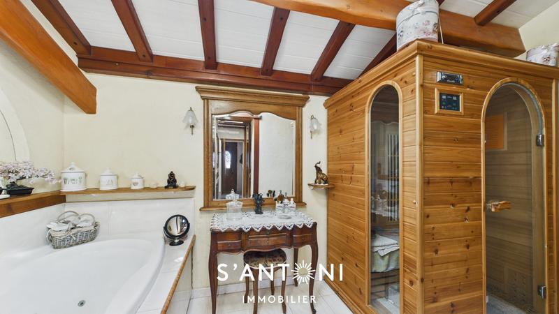 Maison - 210 m² - 8 pièces