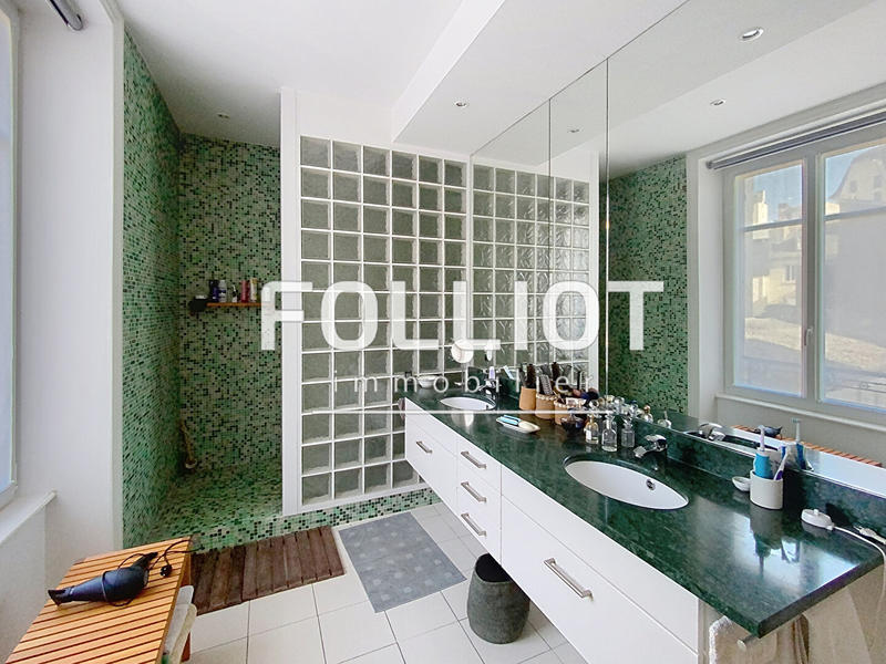 Maison - 215 m² - 10 pièces