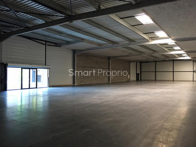 Local commercial - 1 024 m²