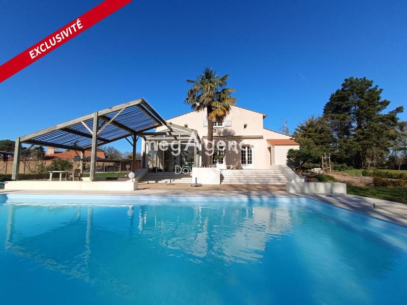 Maison traditionnelle - 212 m² - 8 pièces