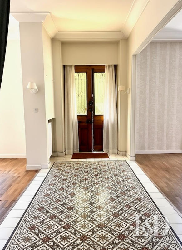 Maison - 237 m² - 10 pièces