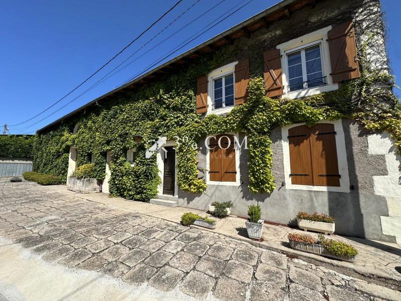 Maison de village - 300 m² - 12 pièces