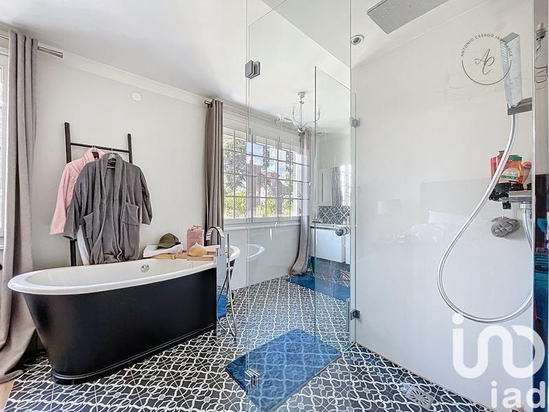 Maison - 225 m² - 7 pièces