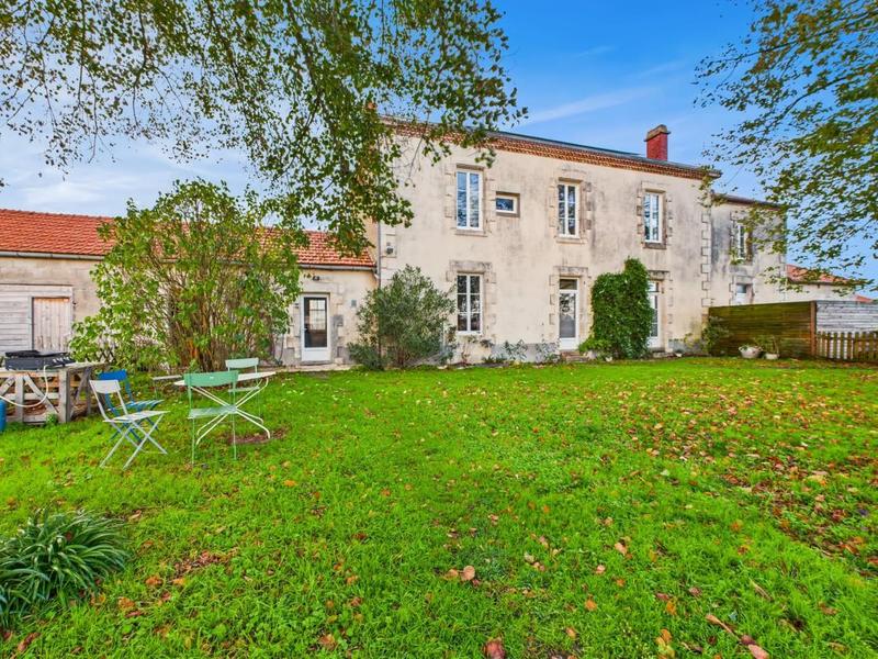 Maison - 210 m² - 10 pièces