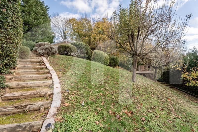 Villa - 366 m² - 6 pièces