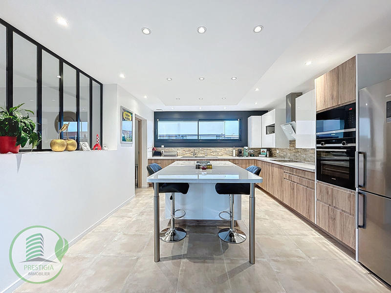 Maison - 205 m² - 8 pièces