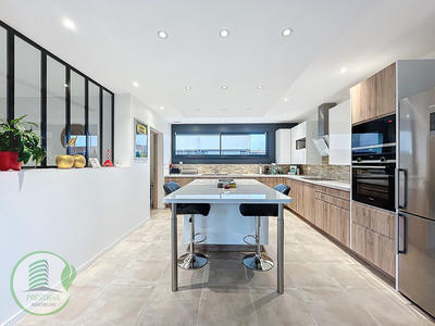 Maison - 205 m² - 8 pièces