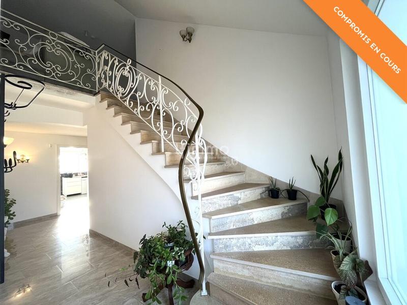 Maison - 252 m² - 10 pièces