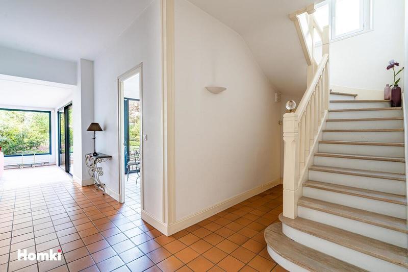 Maison - 252 m² - 11 pièces