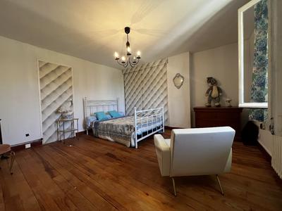 Maison - 303 m² - 11 pièces