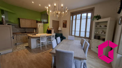 Maison - 325 m² - 13 pièces