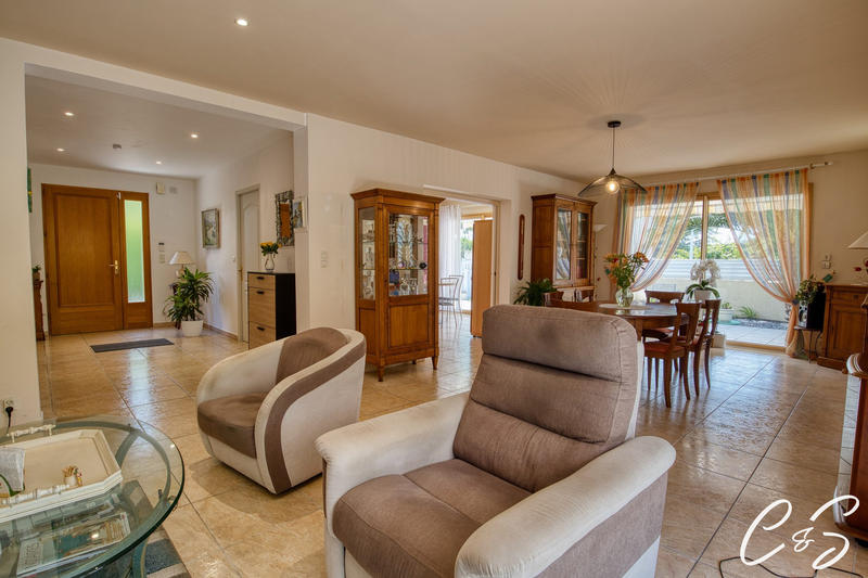 Maison - 215 m² - 6 pièces