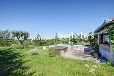 Maison - 228 m² - 8 pièces