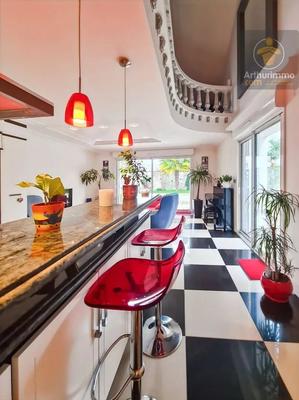 Maison - 230 m² - 7 pièces