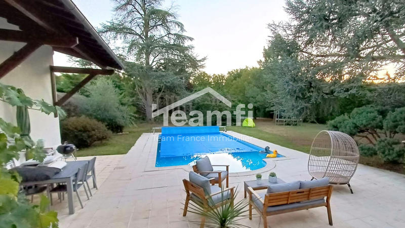 Maison - 255 m² - 7 pièces