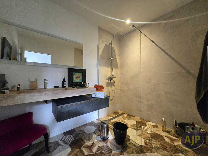 Villa - 180 m² - 8 pièces