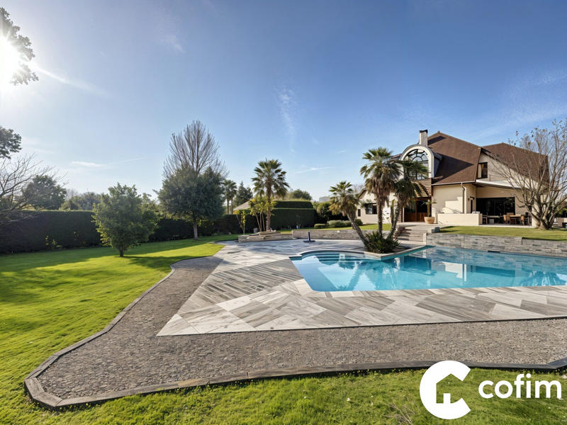 Maison - 238 m² - 7 pièces