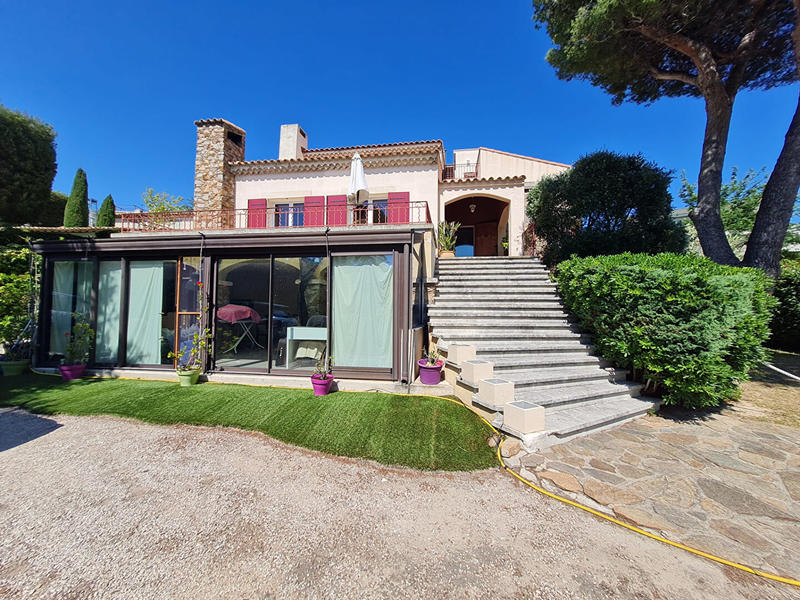 Maison - 240 m² - 8 pièces