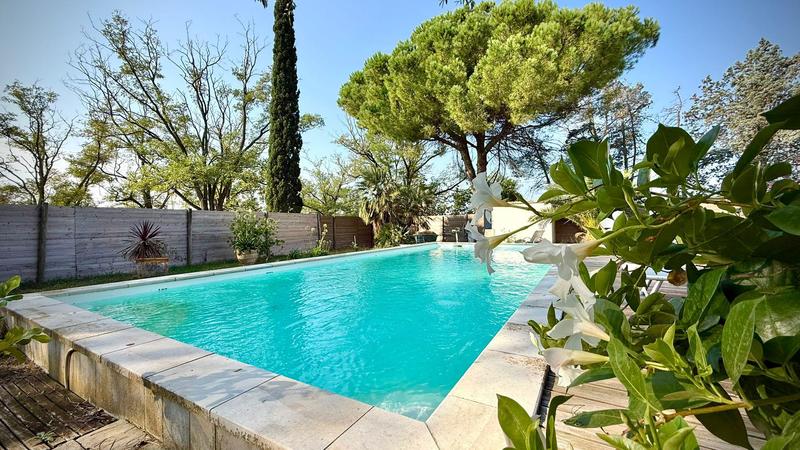 Propriété - 250 m² - 8 pièces