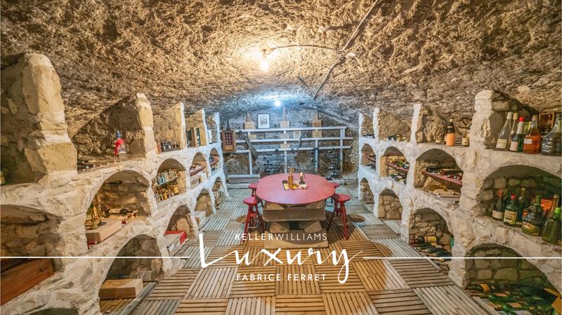 Maison - 326 m² - 11 pièces