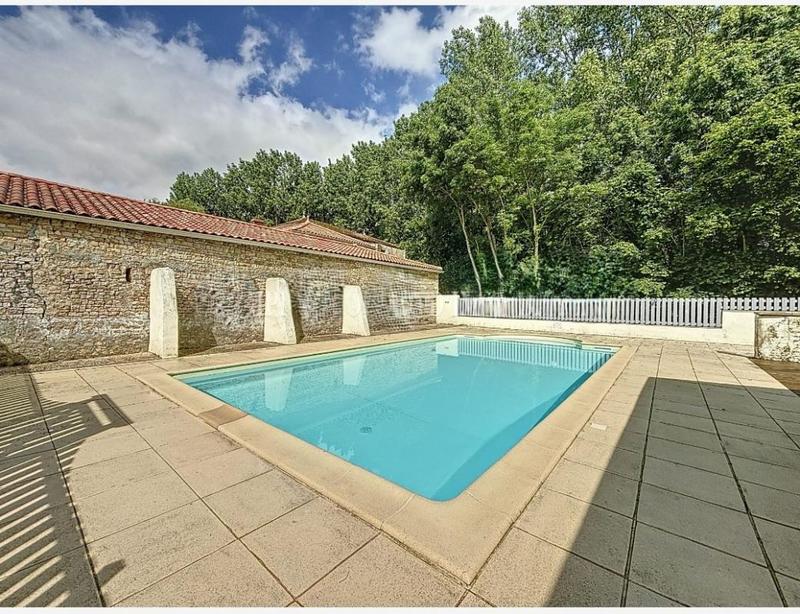 Propriété - 440 m² - 22 pièces