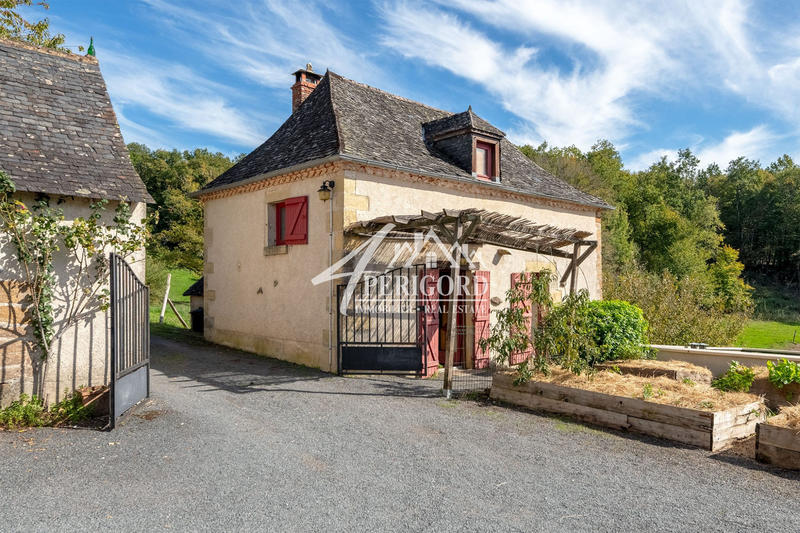 Maison - 984 m² - 30 pièces